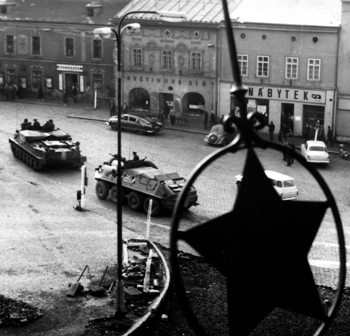 Sovětská vojenská technika v srpnu 1968 na náměstí Pionýrů (nyní nám. T. G. Masaryka) v Příbrami. Snímek pořízen ze střechy bývalého sekretariátu OV KSČ, v současnosti budova Knihovny Jana Drdy.  