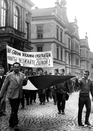 Manifestační průvod pracovníků Uranových dolů Příbram ze šachty č. 16 ulicemi města k budově Generálního ředitelství ČSUP. Na protest proti okupaci Československa zahájili 22. 8. 1968 stávku a odmítli dodávat uranovou rudu do SSSR.